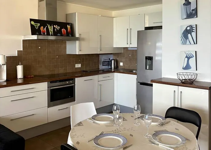 En Bord De Avec Terrasse Et Parking Securise - Fr-1-529-139 *